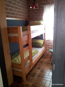linkes Schlafzimmer mit Doppelstockbetten